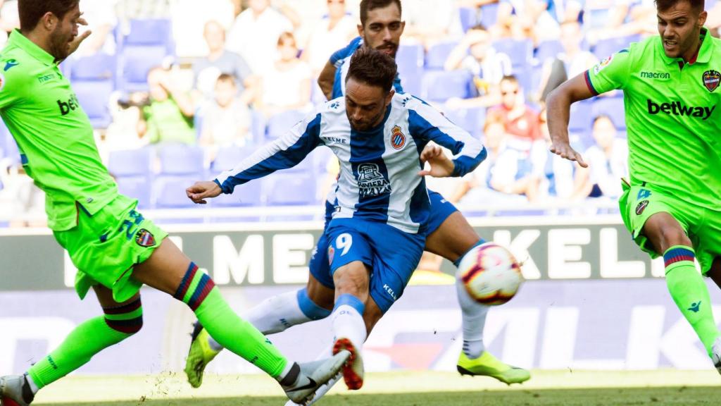 Sergio García tira a portería ante el Levante