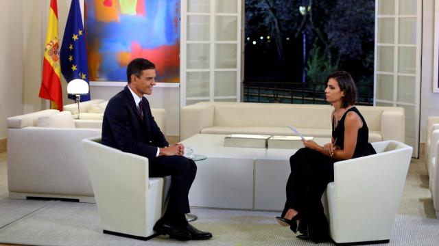 Sánchez, en el Palacio de la Moncloa junto a Ana Pastor durante la entrevista.