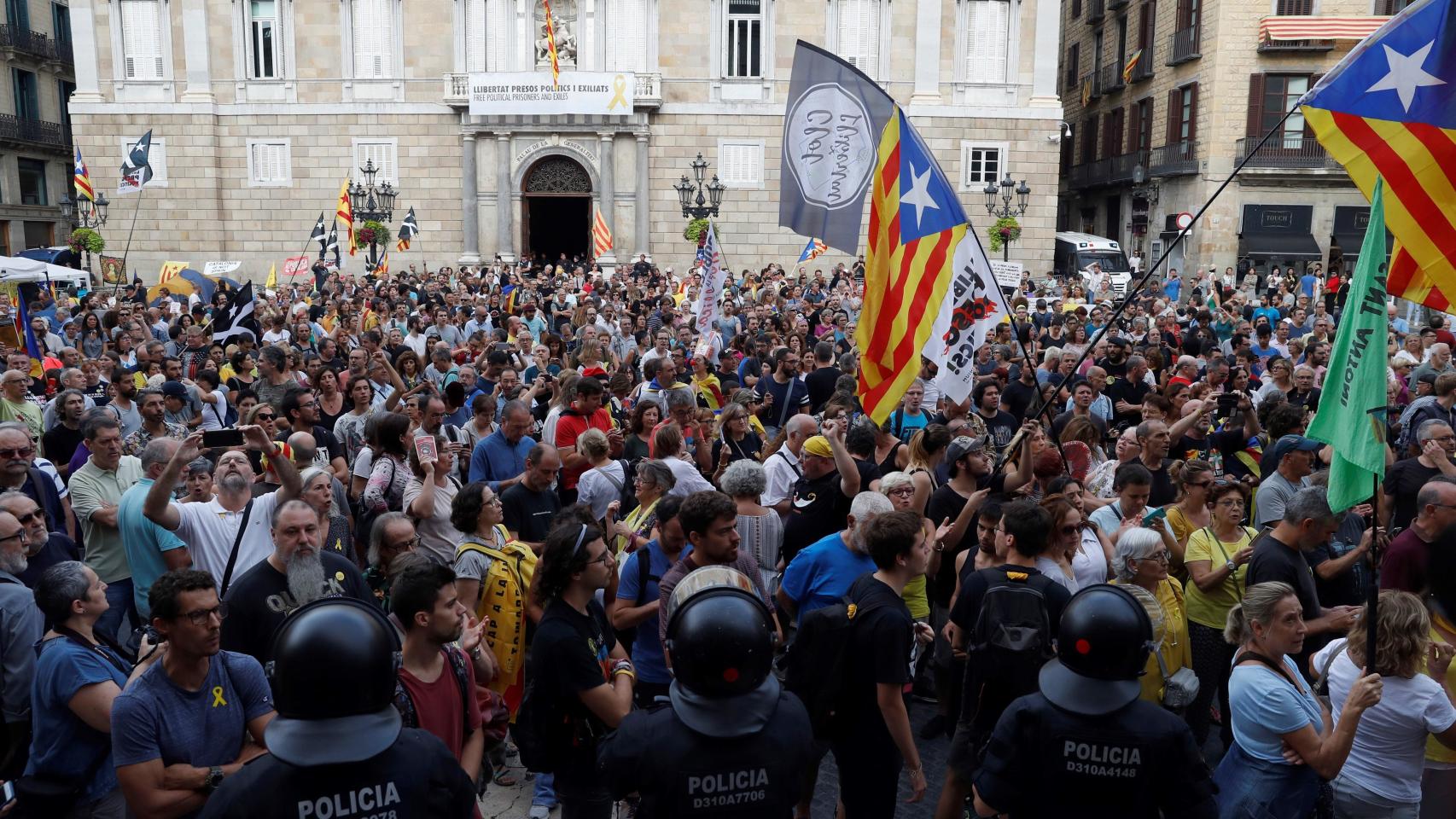 La Plaza Sant Jaume, tomada por los independentistas.