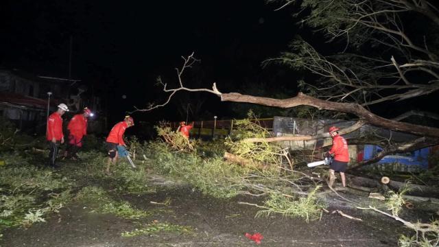 Trabajos de rescate en Filipinas tras el paso del tifón.