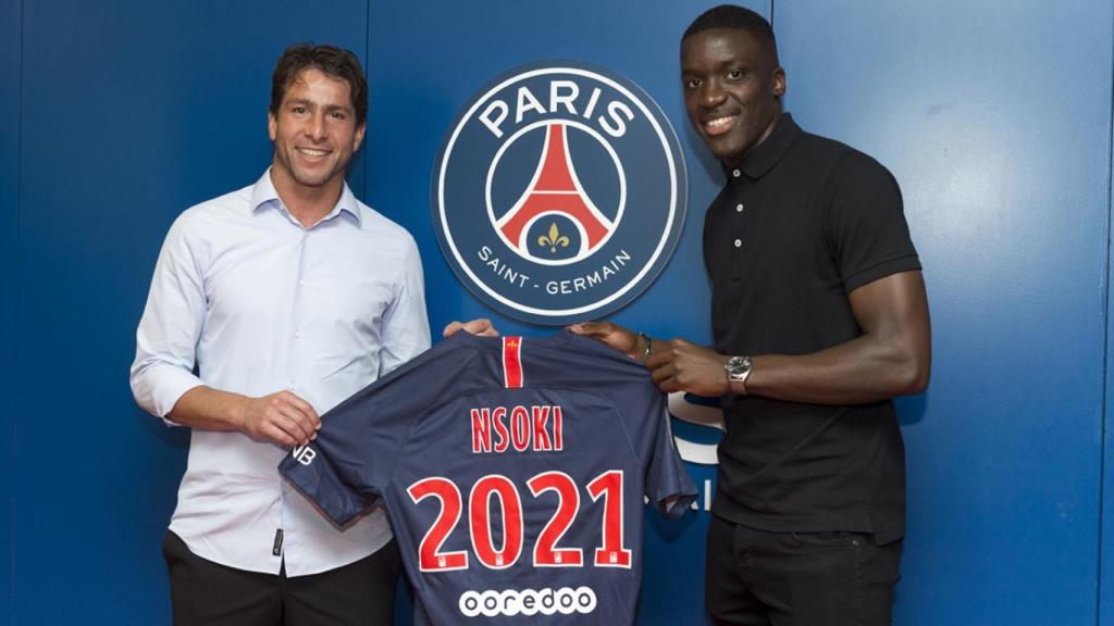 N'Shoki en su renovación. Foto: psg.fr