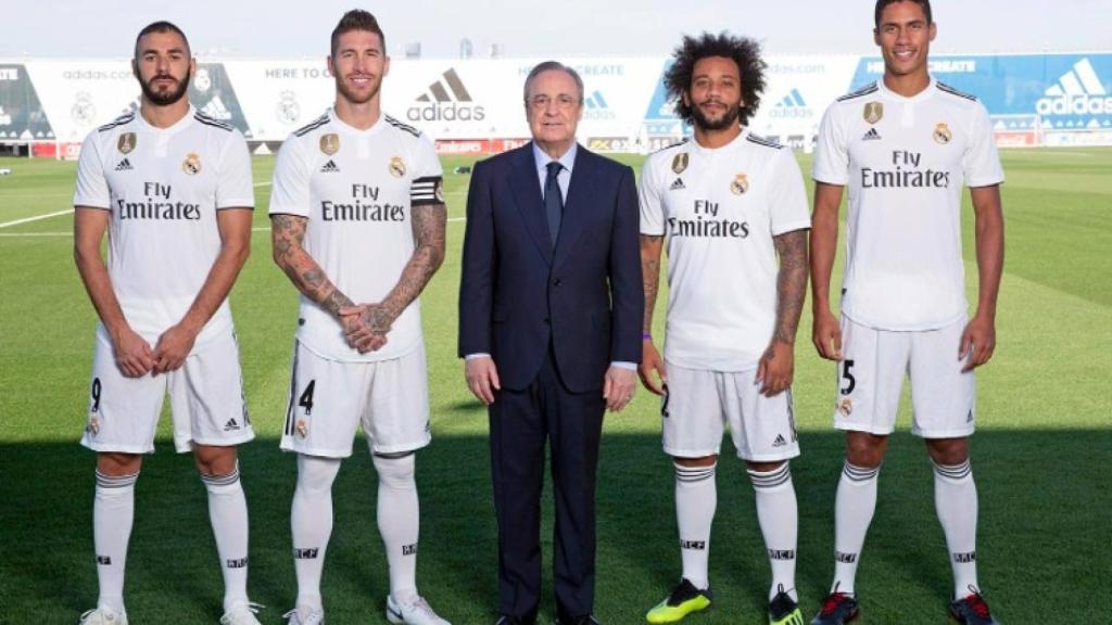 Florentino Pérez posa con los capitanes del Real Madrid