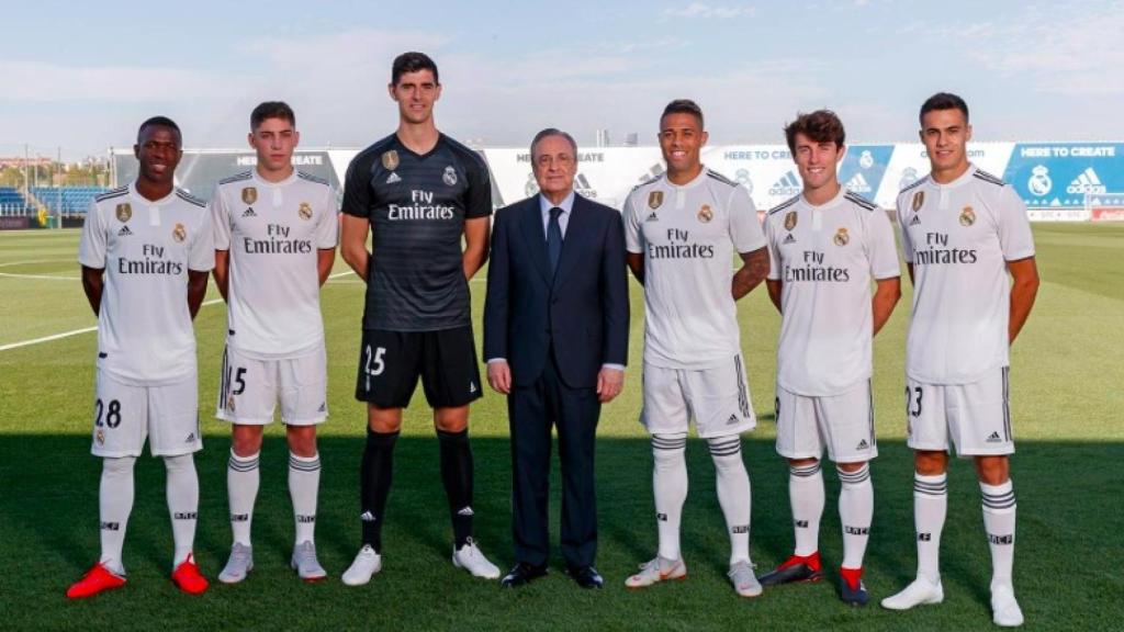 Florentino Pérez posa con los fichajes de la temporada 2018/2019