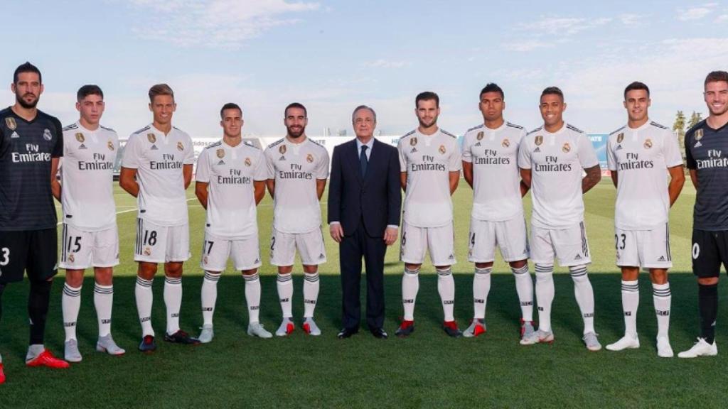 Florentino Pérez posa con los canteranos de la temporada 2018/2019