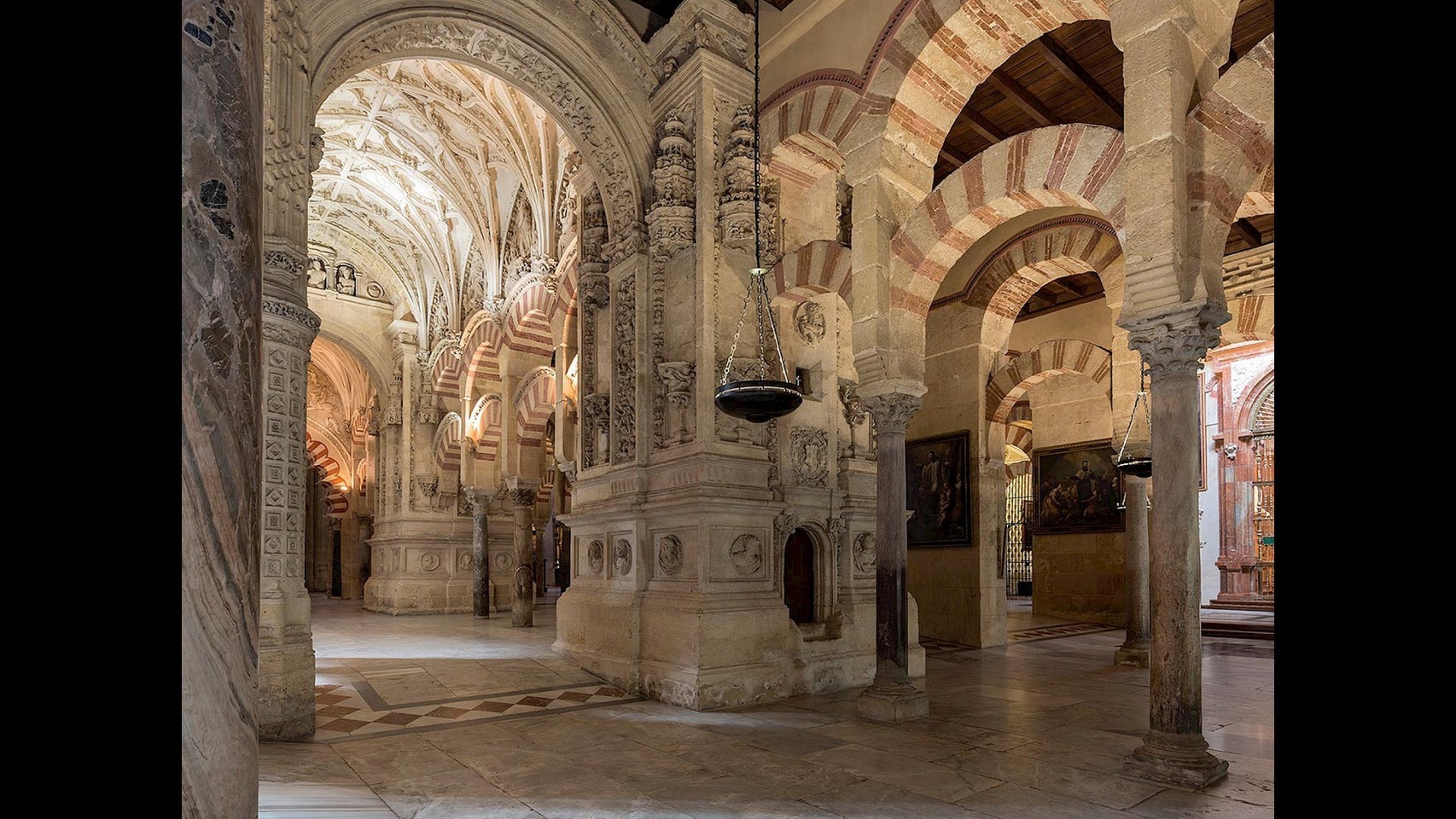 De la Mezquita de Córdoba a La Giralda: las polémicas propiedades de la Iglesia