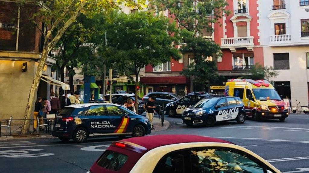 Imagen de las ambulancias y patrullas de policía fuera de la estación.