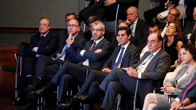 De izquierda a derecha: el presidente de ACS, Florentino Pérez; el presidente de IBERIA Luis Gallego; Maurici Lucena, presidente de AENA; el presidente de Telefónica. José María Álvarez-Pallete; y el presidente de Iberdrola, José Ignacio Sánchez Galán, durante la intervención del presidente gobierno Pedro Sánchez.