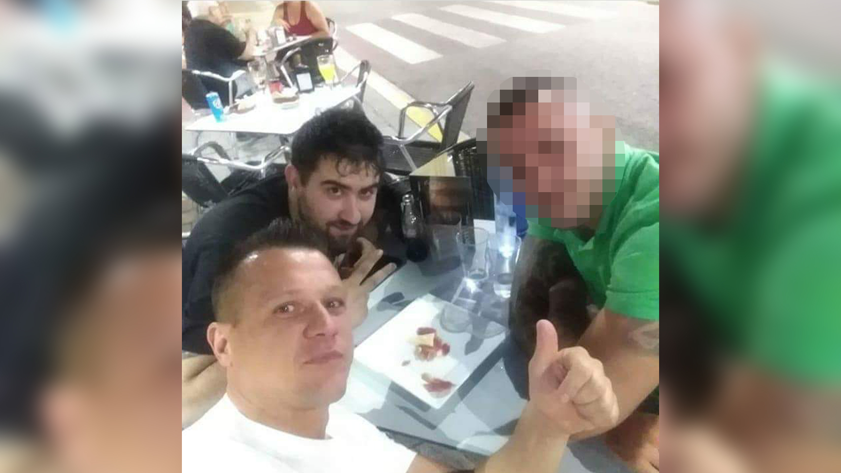 Antonio, de blanco y levantando el pulgar, junto a su presunto asesino, Julián, de negro.