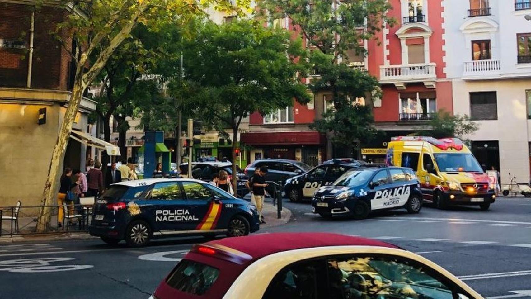 Imagen de las ambulancias y patrullas de Policía fuera de la estación.