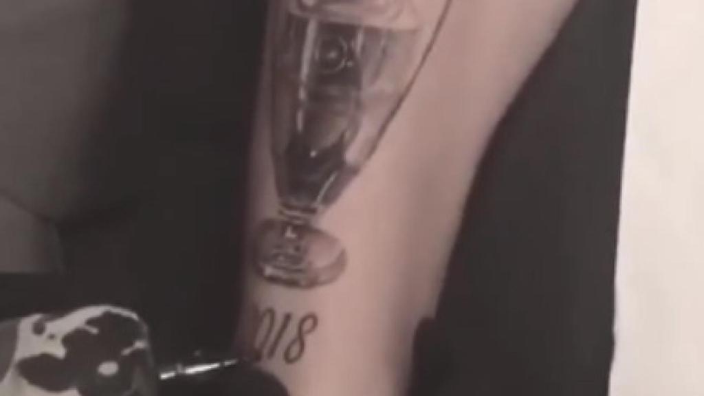 Theo se tatúa la Champions League en la pierna derecha