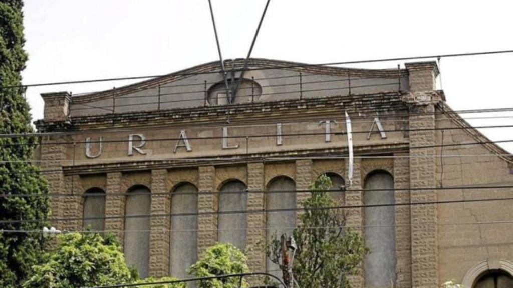 Fachada de la antigua fábrica de Uralita S.A. en Cerdenyola del Vallés (Barcelona).