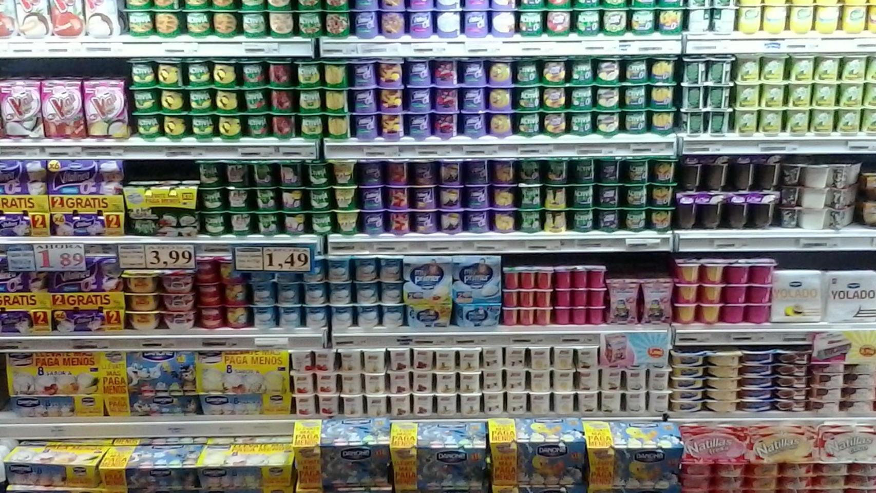 Estante de yogures en un supermercado.