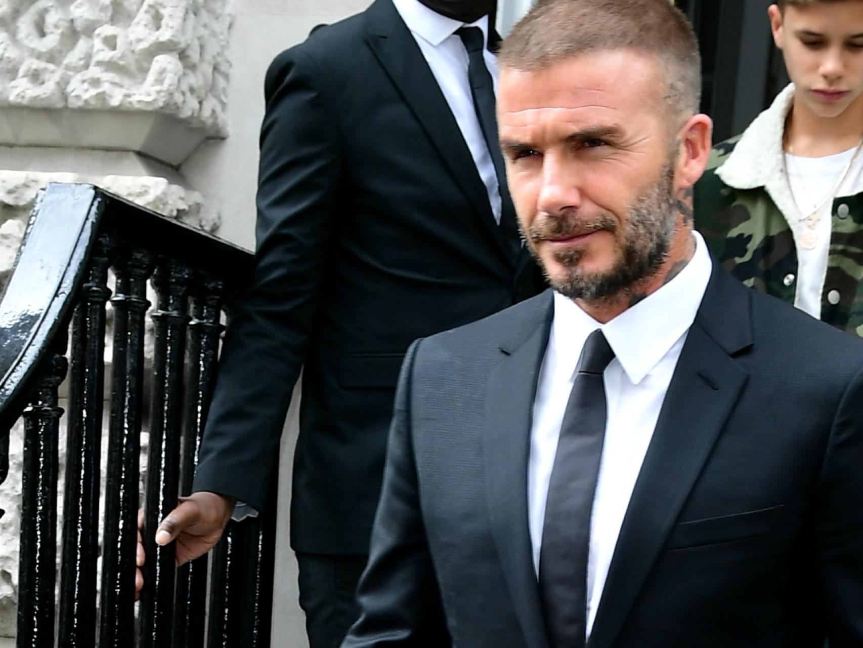 David Beckham espectacular en el desfile de su mujer Victoria