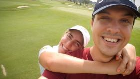 Carlos Negrín y Celia Barquín en un campo de golf.