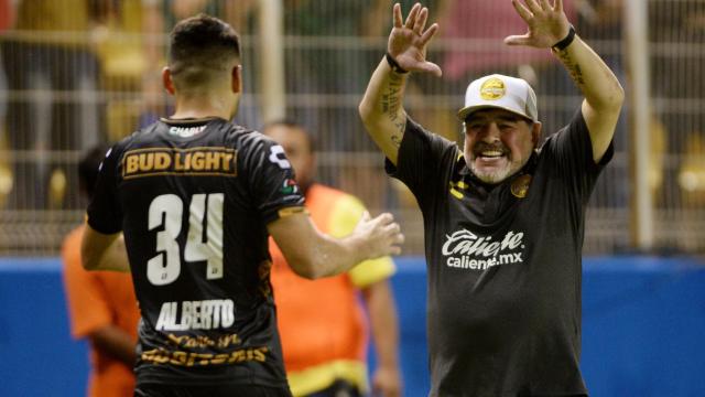 Maradona celebra la victoria.