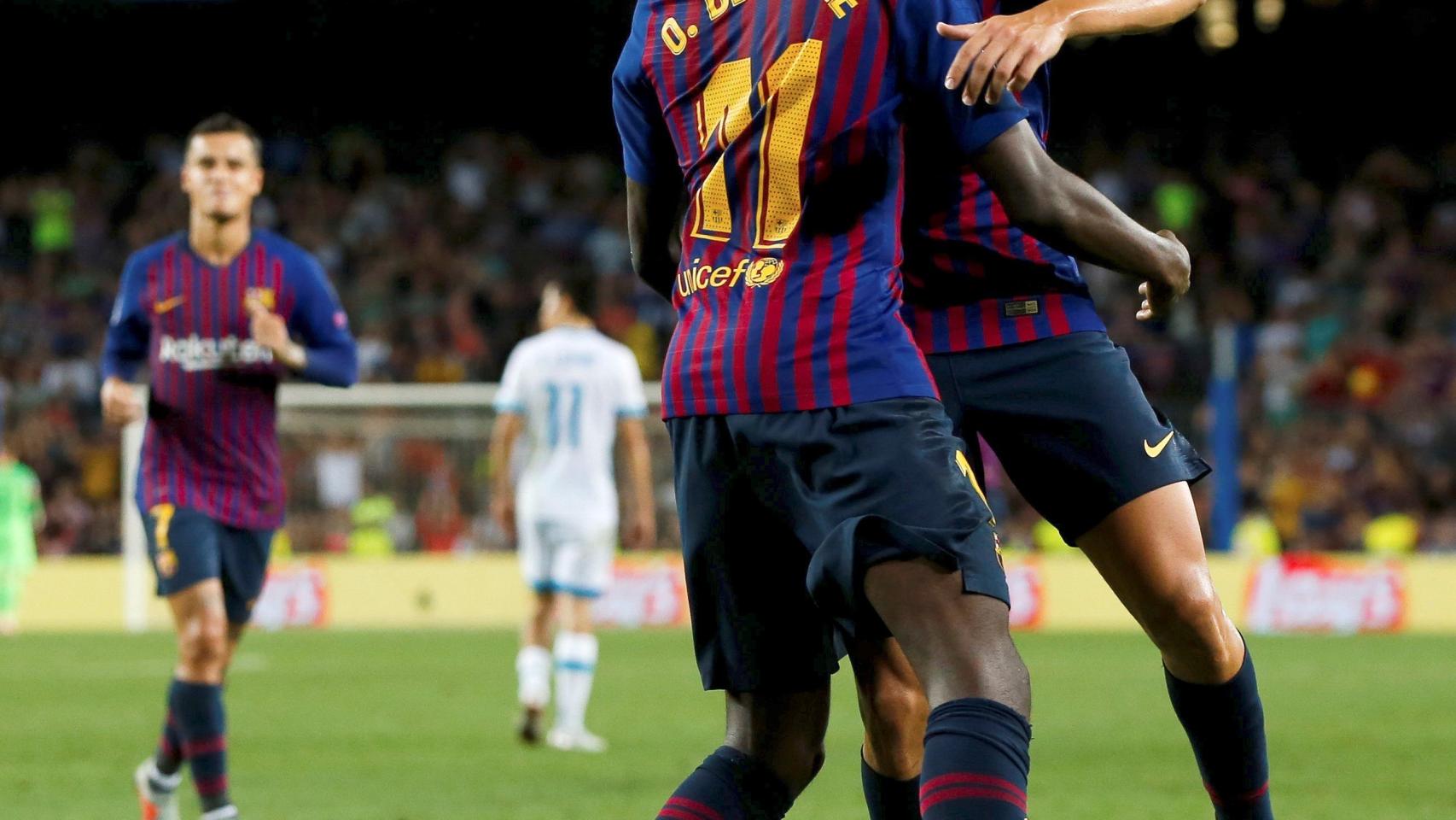 Ousmane Dembélé y Jordi Alba se abrazan tras un gol del Barcelona al PSV Eindhoven