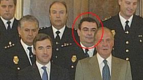 Enrique García Castaño (rodeado) en un acto con el exministro Ángel Acebes y el rey emérito.