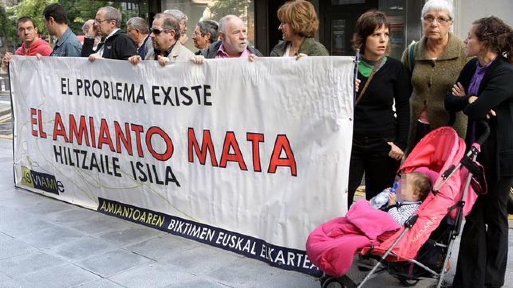 Varios afectados por amianto del País Vasco durante una protesta.