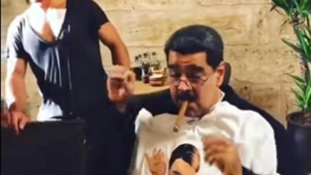 Maduro, cenando un restaurante de lujo