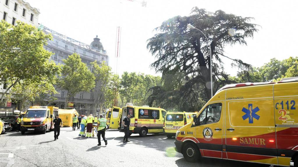 Integrantes de los servicios de Emergencias en las inmediaciones del madrileño hotel Ritz.