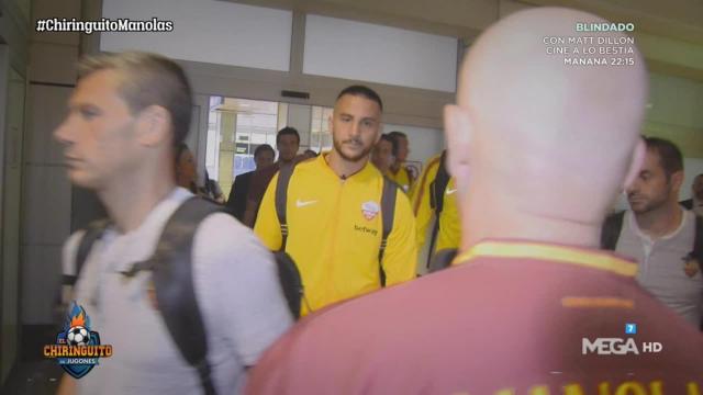 Duro recibe a Manolas en Barajas. Foto: Twitter (@elchiringuitotv)