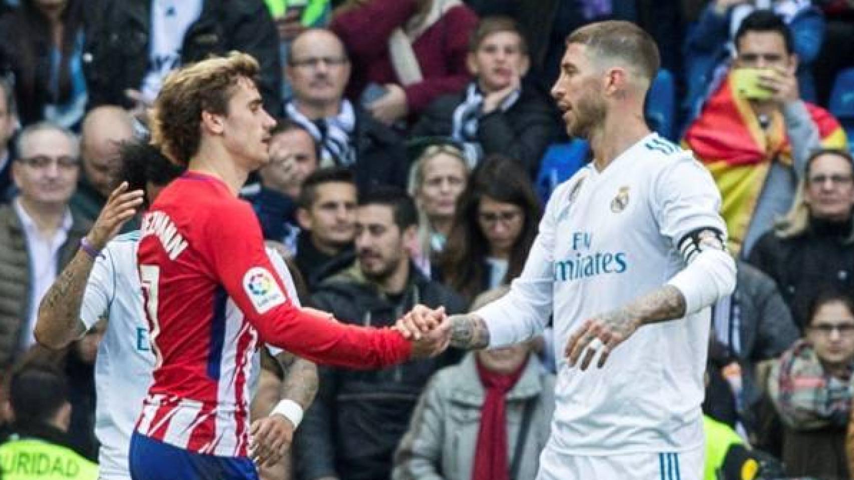 Griezmann y Ramos se saludan en un partido de la pasada temporada.