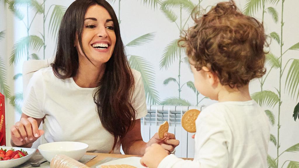 Noelia con su hijo.