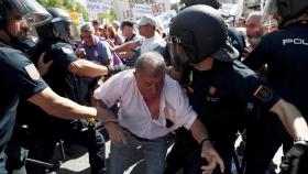 La Policía Nacional y los pensionistas durante la manifestación.