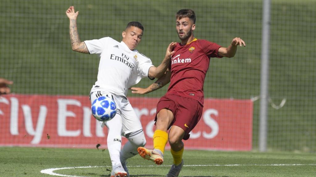 Ricardo pugna por un balón. Foto: Twitter (@calciomio)