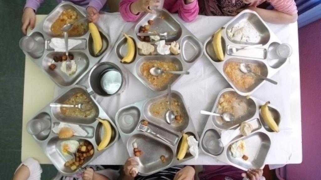 Los niños, en el comedor del colegio.