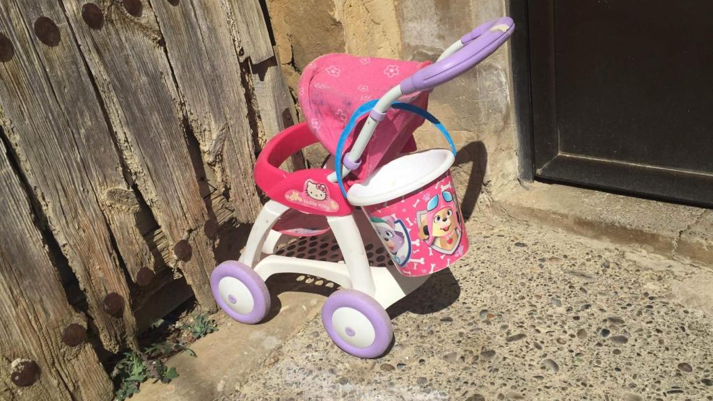 El carro de juguete de la hija de Julio y Amparo sigue en la puerta de su casa