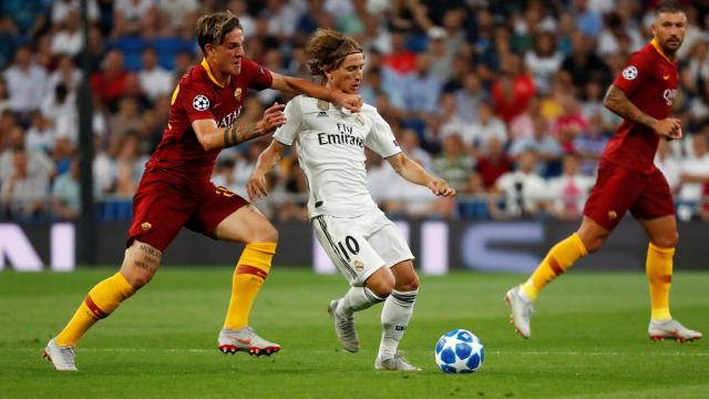 Modric controla el balón entre dos rivales