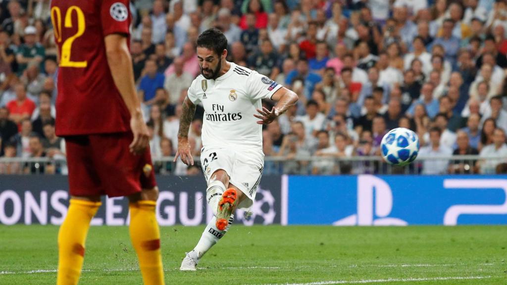 Isco golpea el balón a la portería