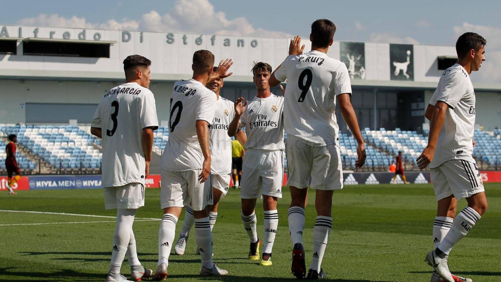 Los futbolistas felicitan a Pedro