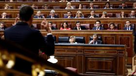 El presidente del Gobierno, Pedro Sánchez, iz., se dirige al presidente del PP, Pablo Casado.