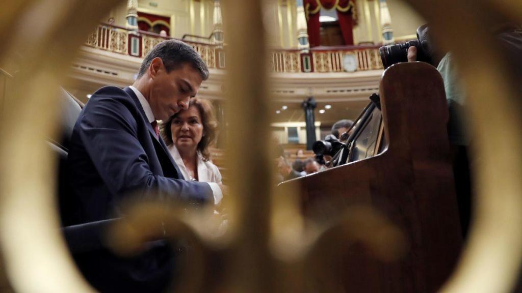 Pedro Sánchez y la vicepresidenta. Carmen Calvo, en una imagen de archivo en el Congreso.