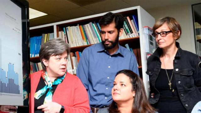 Beth Smith, directora general de Watson AI  de IBM, junto a su equipo.