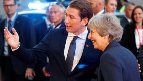 El austriaco Sebastian Kurz da la bienvenida a Theresa May en Salzburgo