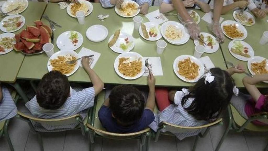 Los niños, en el comedor del colegio.