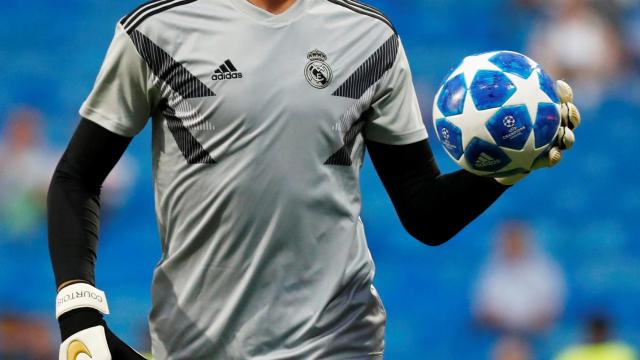 Courtois, durante un calentamiento en el Santiago Bernabéu