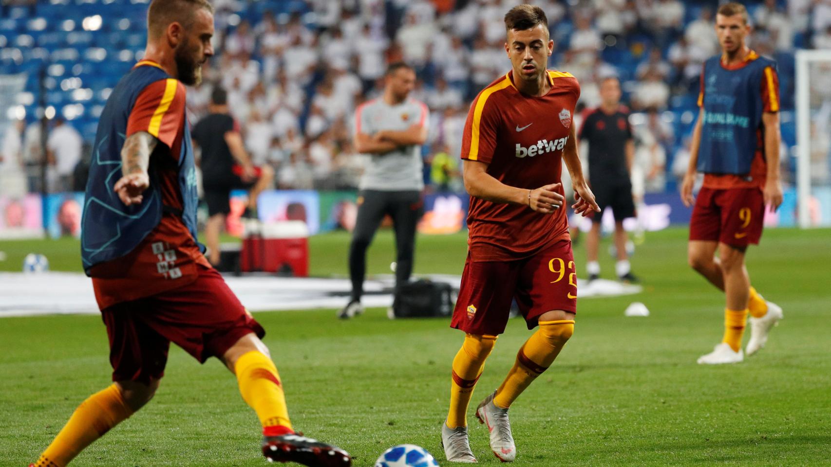 La Roma, durante el calentamiento en el Santiago Bernabéu