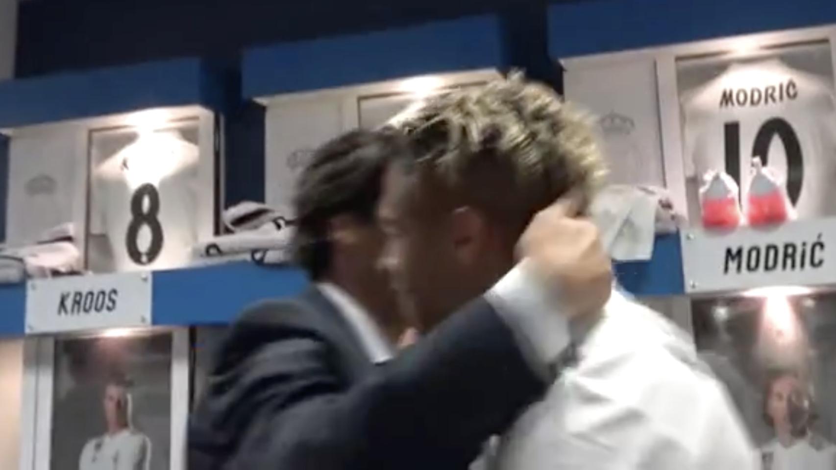 Abrazo de Raúl a Mariano