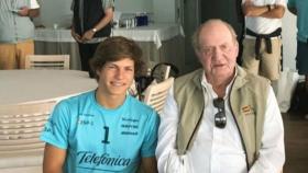 Luis Mas, uno de los dos primeros expulsados de OT, con el rey Juan Carlos I.