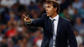 Lopetegui da indicaciones durante un partido