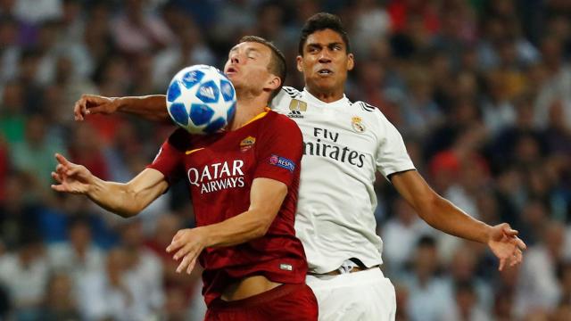 Varane disputa un balón con Dzeko en Champions