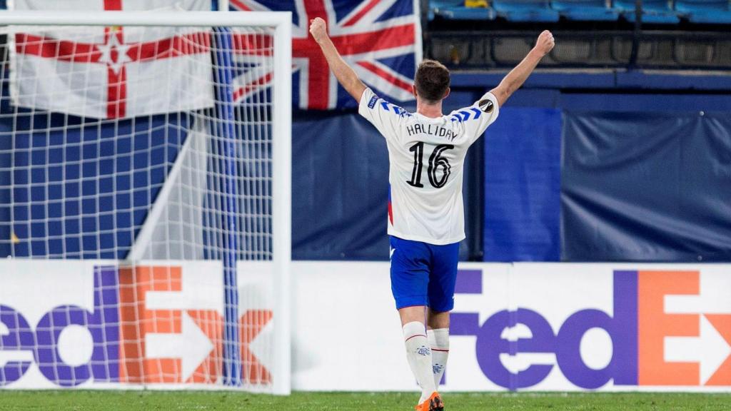 Halliday celebra el gol del Rangers ante el Villarreal