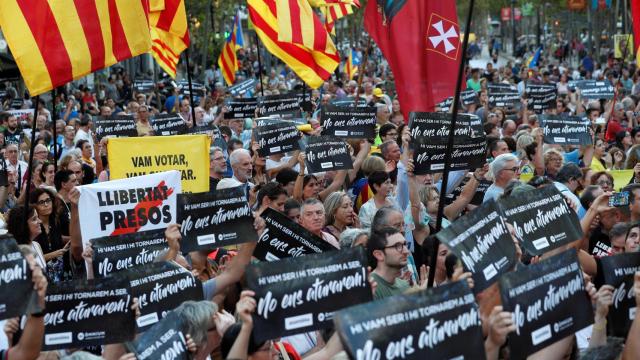 Asistentes a la concentración hoy ante la sede de la Conselleria de Economía en Barcelona.