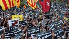 Asistentes a la concentración hoy ante la sede de la Conselleria de Economía en Barcelona.