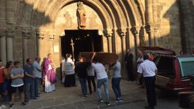 Uno de los féretos con los restos mortales de la familia asesinada entrando en la iglesia