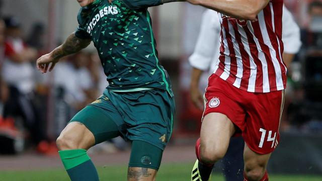 Tello, del Betis, sufre el agarrón de un juagdor del Olympiacos